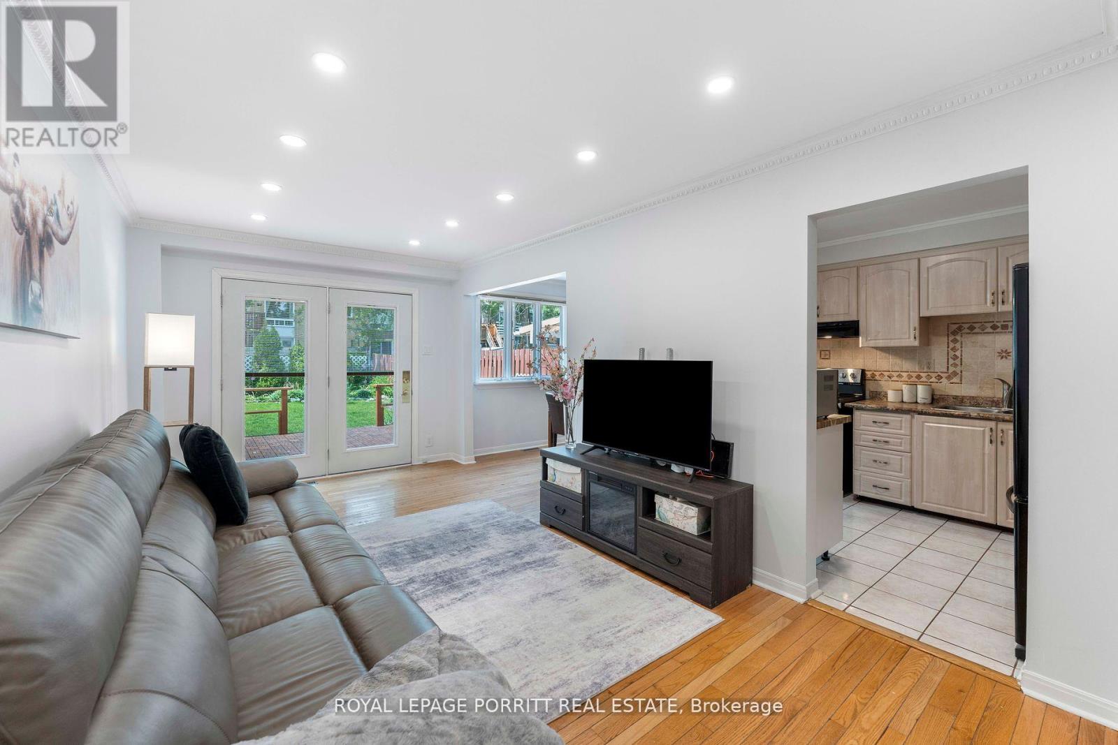 32 Chaucer Crescent, Barrie, Ontario  L4N 4T7 - Photo 4 - S12303551