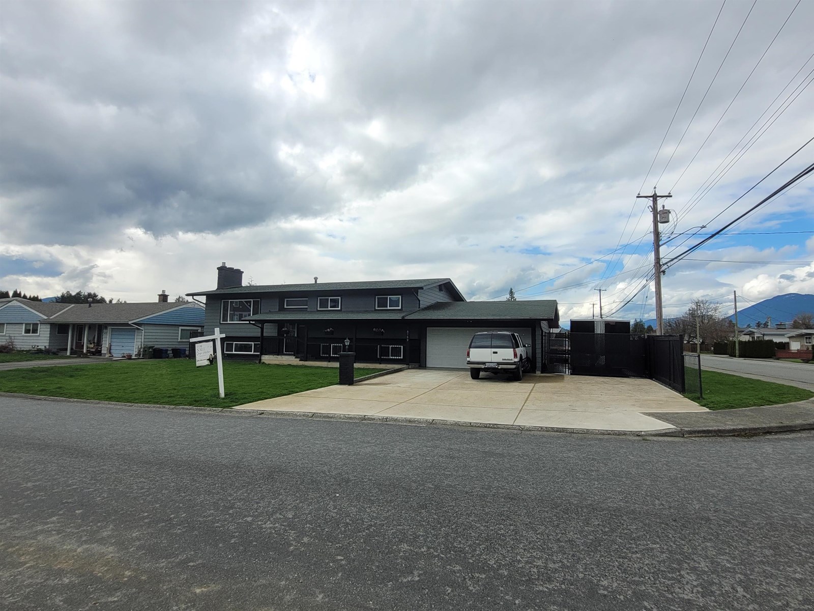 Property at 8789 BUTCHART STREET image 3