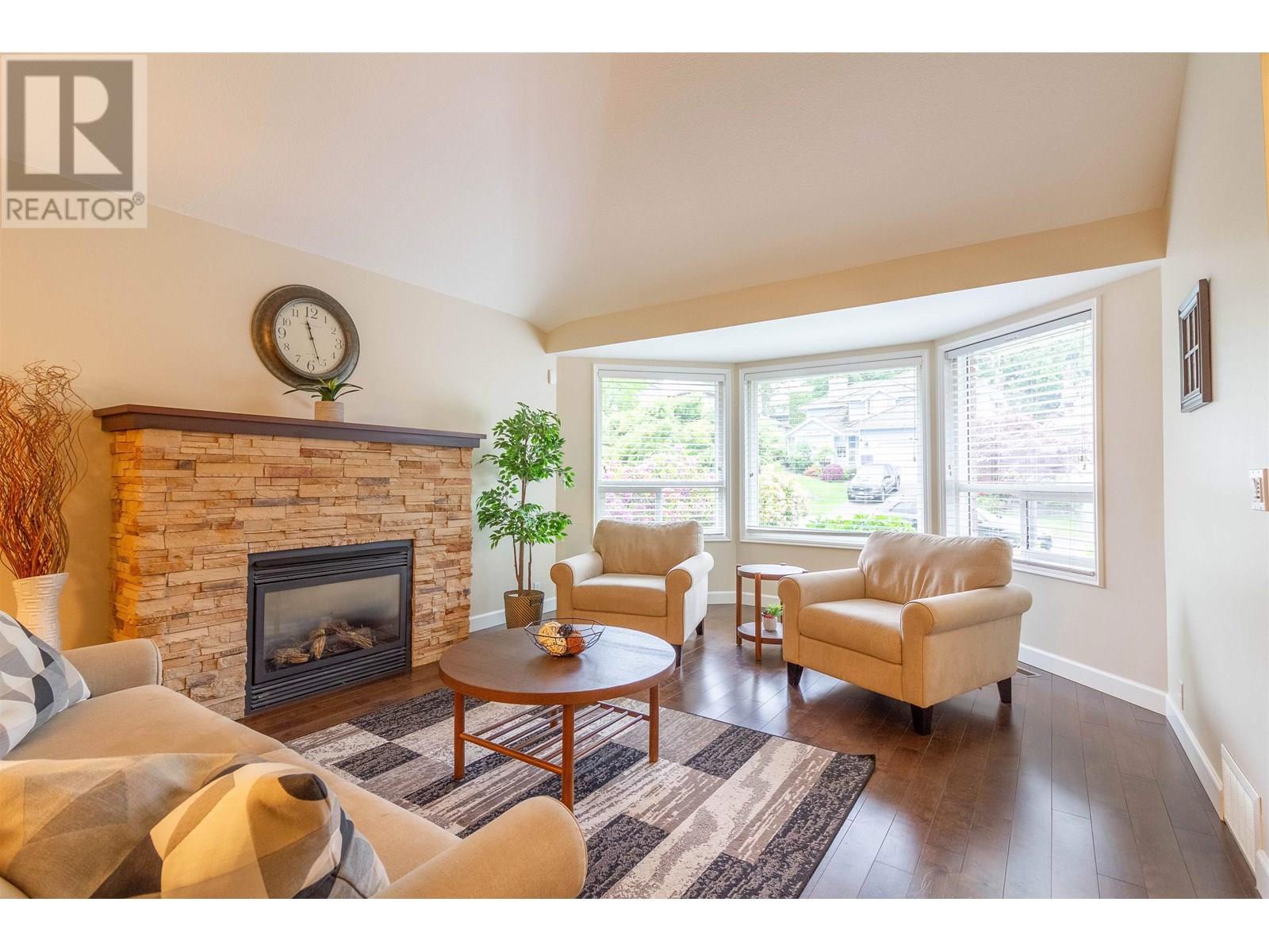 Property at 1872 WALNUT CRESCENT image 2