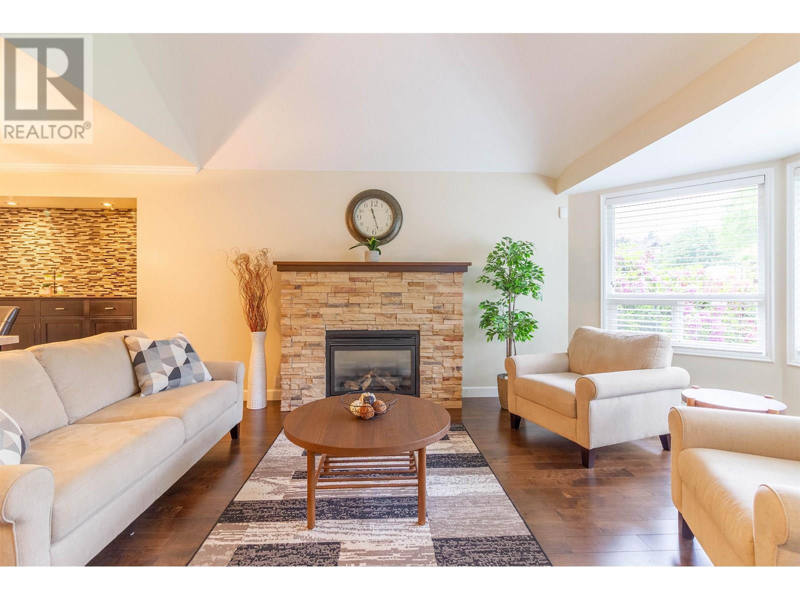 Property at 1872 WALNUT CRESCENT image 3