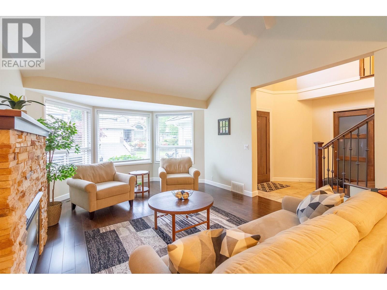 Property at 1872 WALNUT CRESCENT image 4
