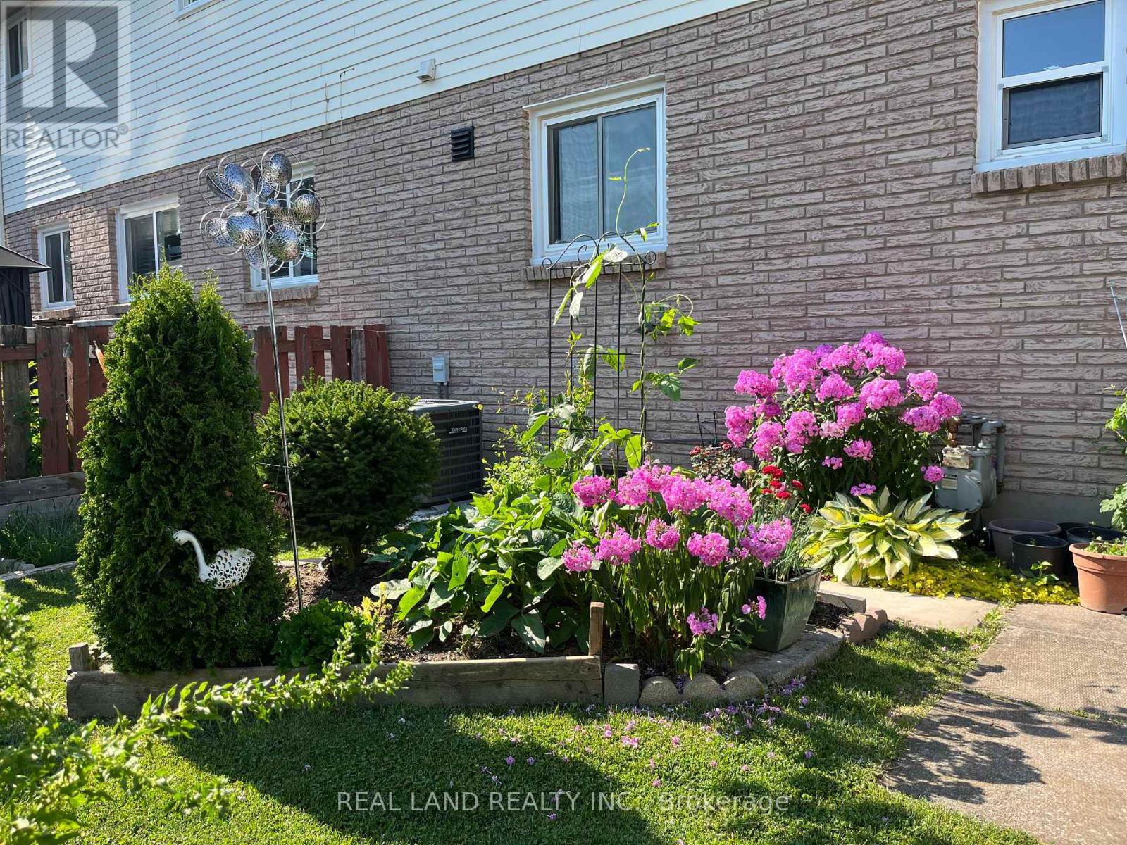 8154 Post Road, Niagara Falls, Ontario  L2H 2L3 - Photo 21 - X12303614
