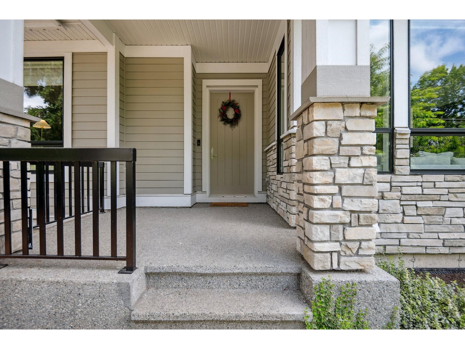 Property at 16628 104 AVENUE image 2