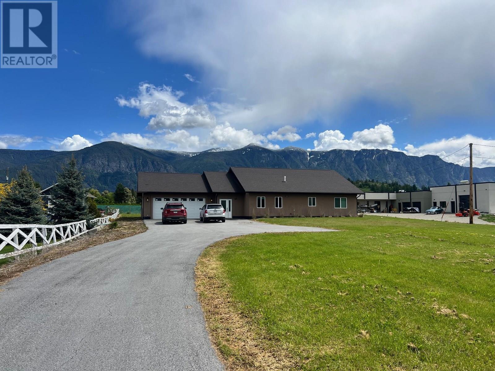 802 25th Avenue S, Creston, British Columbia  V0B 1G1 - Photo 2 - 10356955