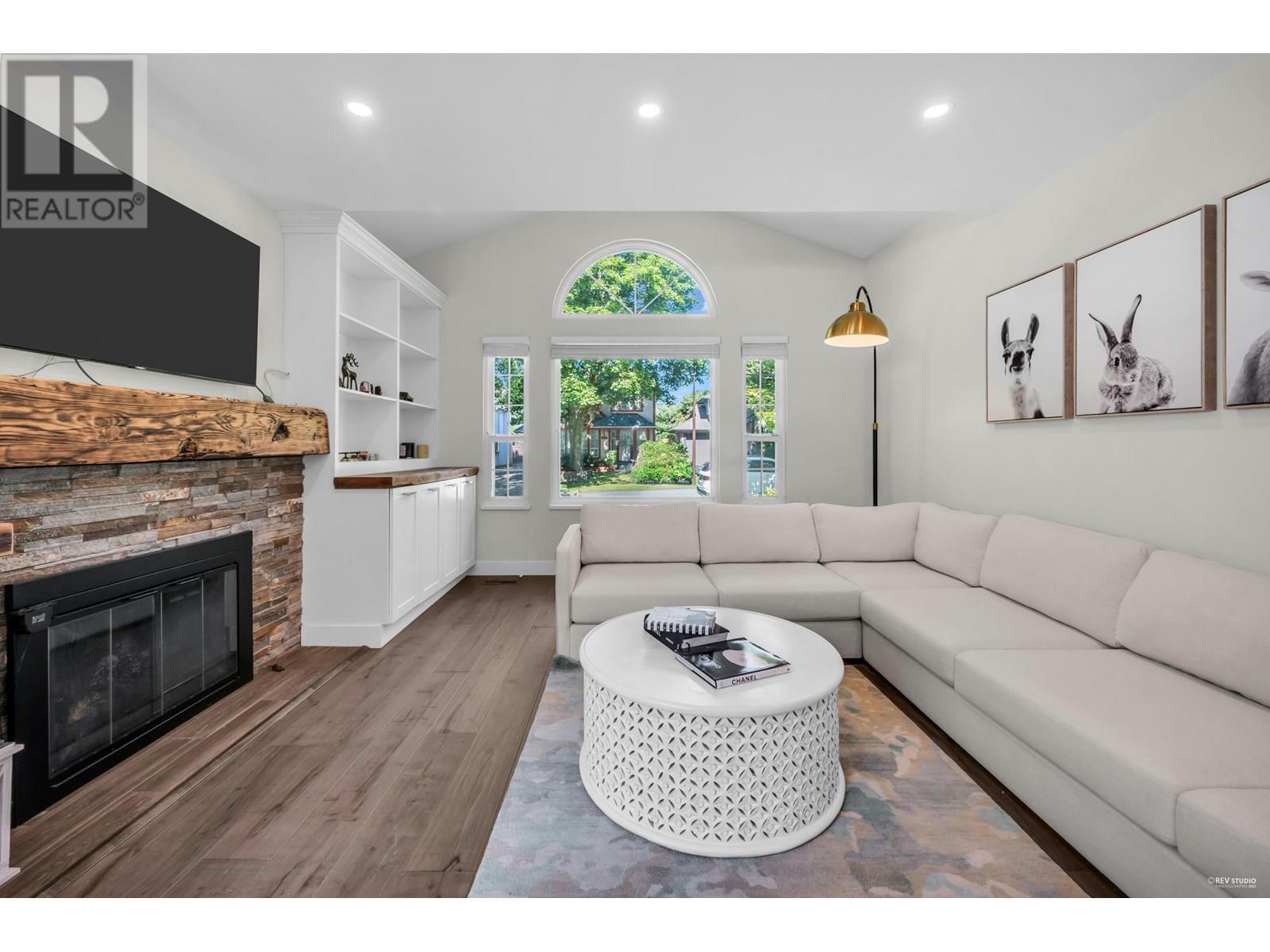 Property at 860 RUCKLE COURT image 3