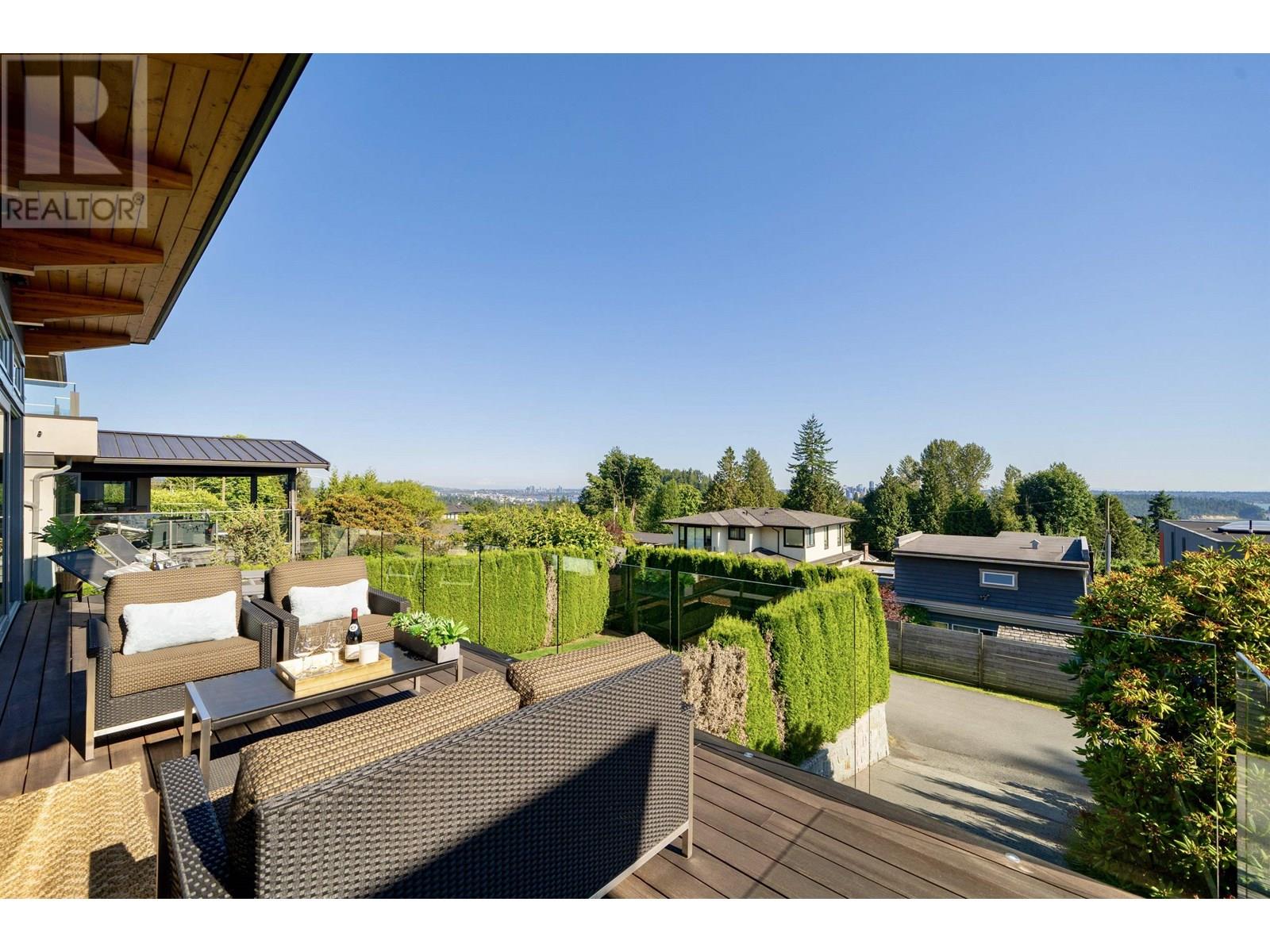 Property at 1138 PALMERSTON AVENUE image 3