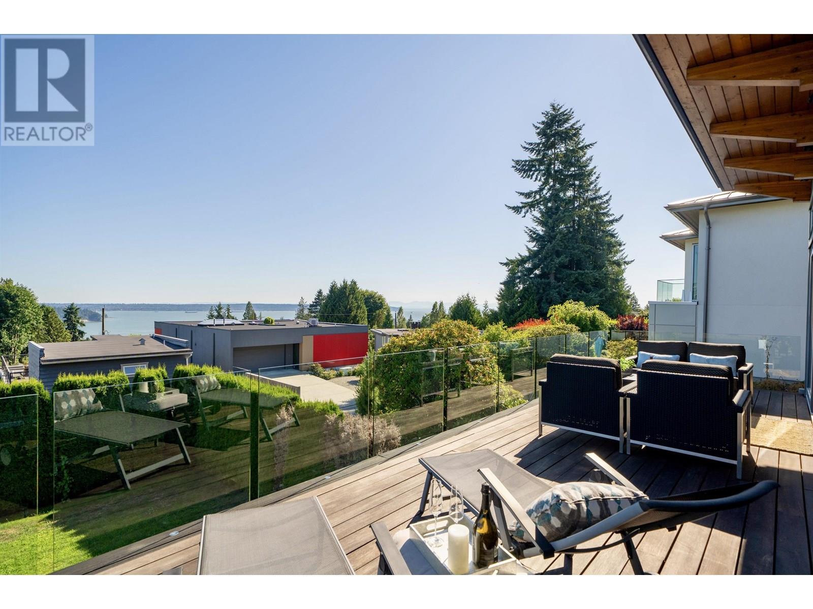 Property at 1138 PALMERSTON AVENUE image 2