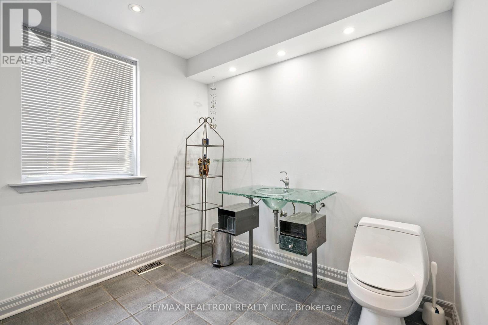 72 Walmer Road, Richmond Hill, Ontario  L4C 3X1 - Photo 20 - N12303695