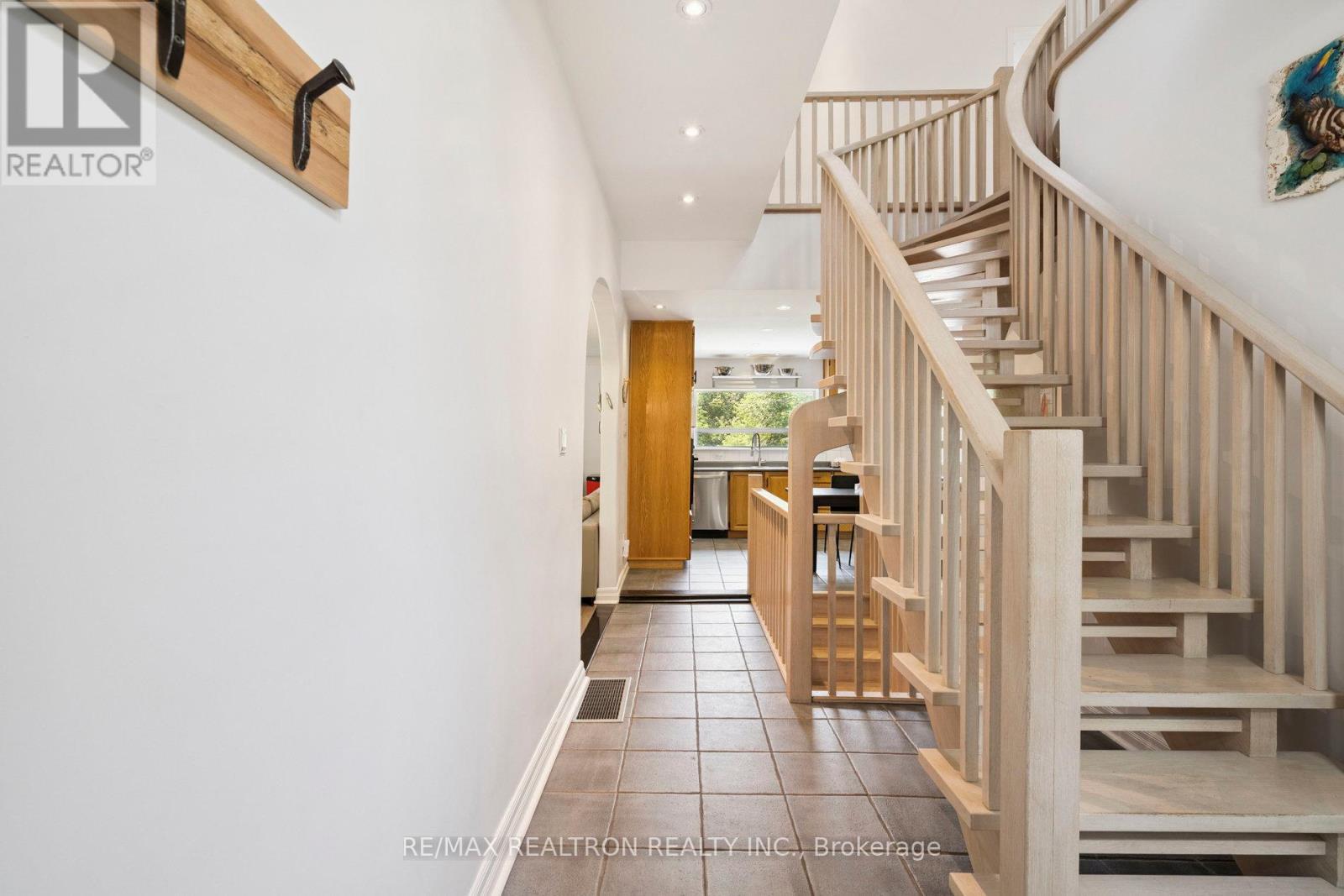 72 Walmer Road, Richmond Hill, Ontario  L4C 3X1 - Photo 7 - N12303695