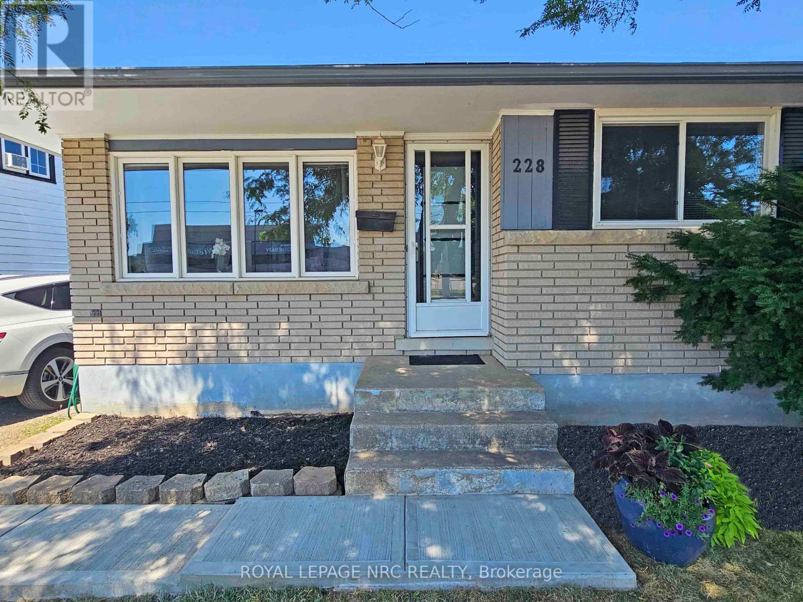 228 Pelham Road, St. Catharines, Ontario  L2S 1X6 - Photo 4 - X12303820