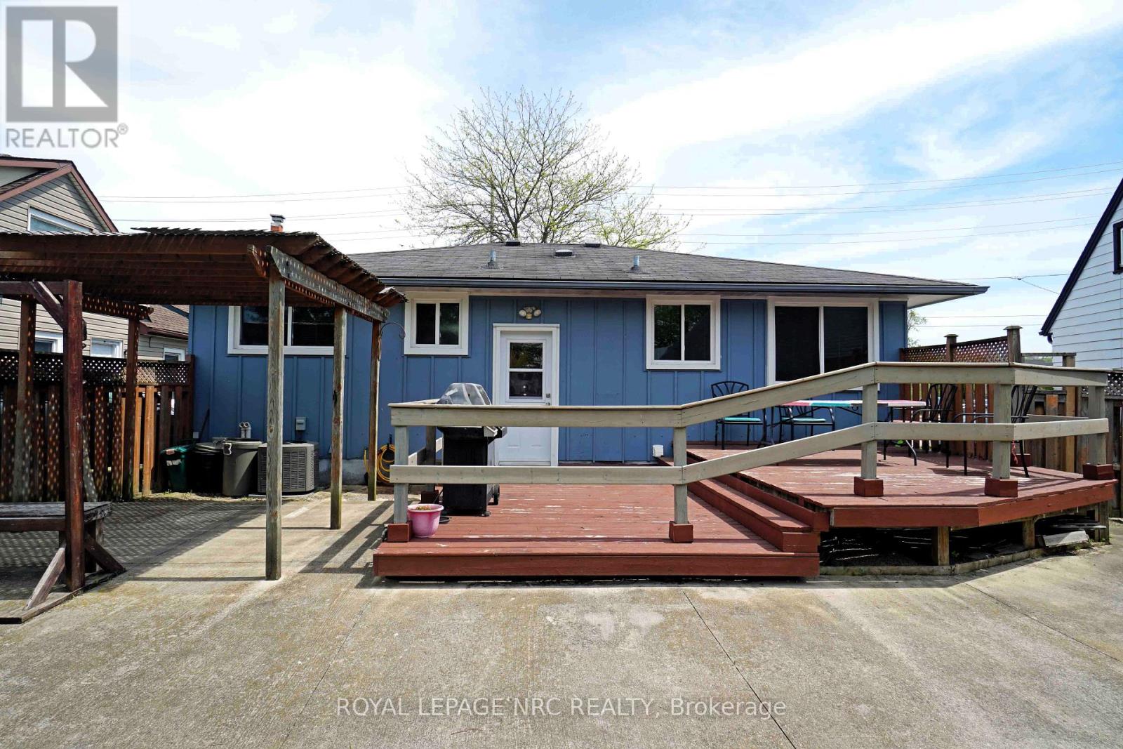 228 Pelham Road, St. Catharines, Ontario  L2S 1X6 - Photo 9 - X12303820