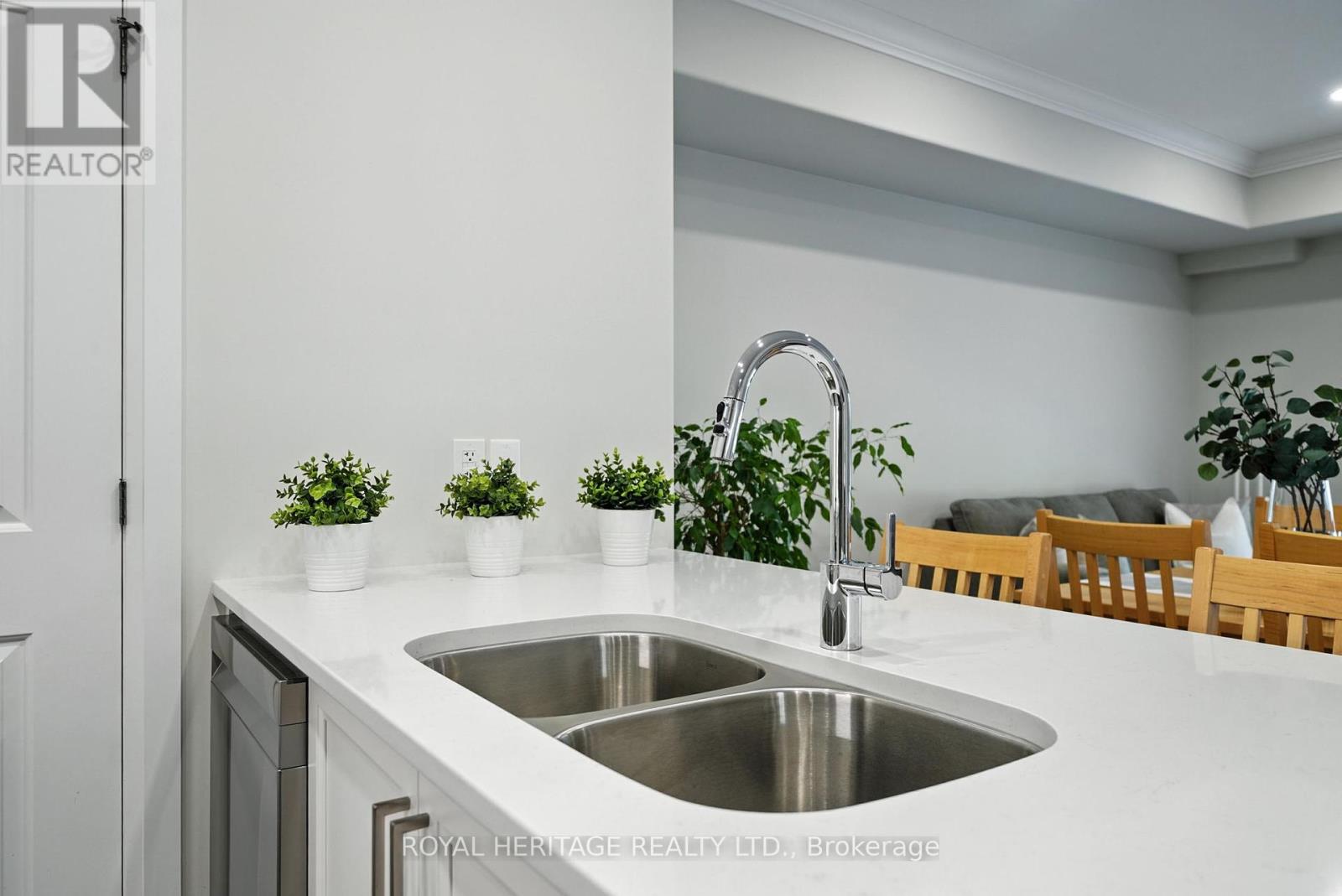 103 - 19 Hampton Lane, Selwyn, Ontario K0L 2H0 - Photo 4 - X12303953