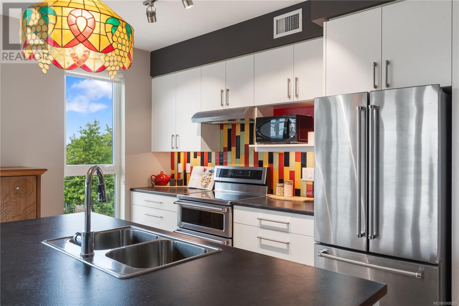 301 2319 Brethour Ave, Sidney, British Columbia V8L 2A4 - Photo 4 - 1008293