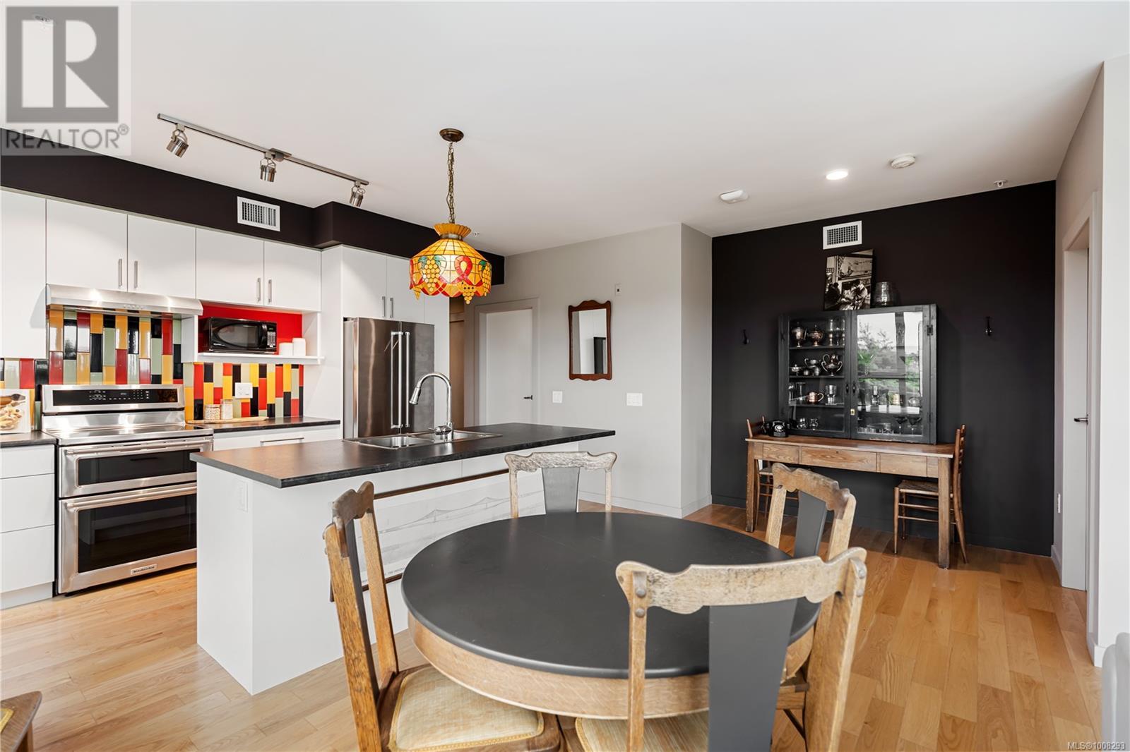 301 2319 Brethour Ave, Sidney, British Columbia V8L 2A4 - Photo 5 - 1008293