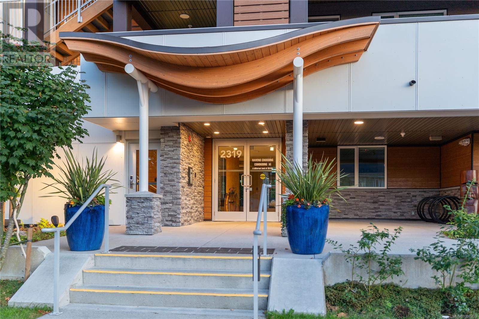 301 2319 Brethour Ave, Sidney, British Columbia V8L 2A4 - Photo 3 - 1008293