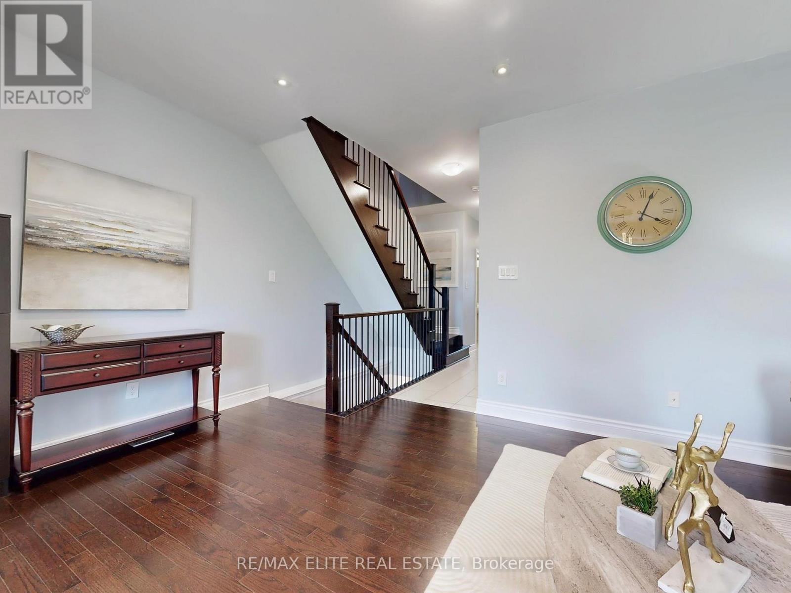 700 Wendy Culbert Crescent, Newmarket, Ontario  L3X 0A4 - Photo 5 - N12304006