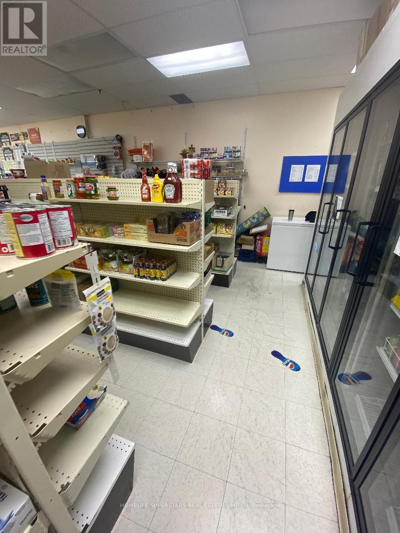 211 Martindale Road E, St. Catharines, Ontario  L2S 3V7 - Photo 8 - X12304034