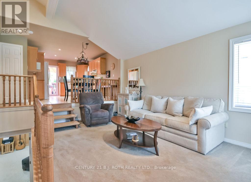 Property at 924 VICROL DRIVE image 4