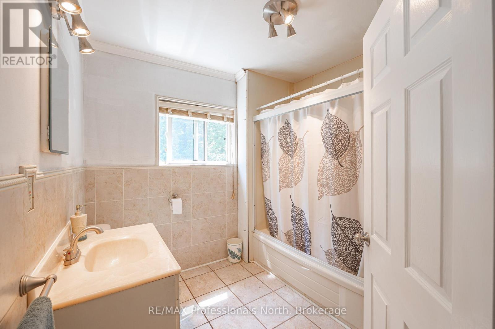 1015 Blackberry Lane, Minden Hills, Ontario  K0M 2K0 - Photo 37 - X12213252