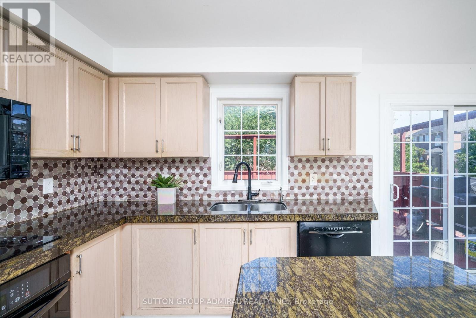 113 Sassafras Circle, Vaughan, Ontario  L4J 8M9 - Photo 11 - N12304392