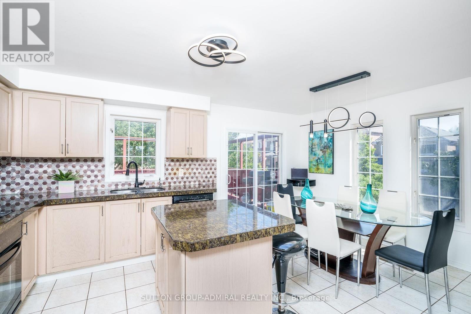 113 Sassafras Circle, Vaughan, Ontario  L4J 8M9 - Photo 9 - N12304392