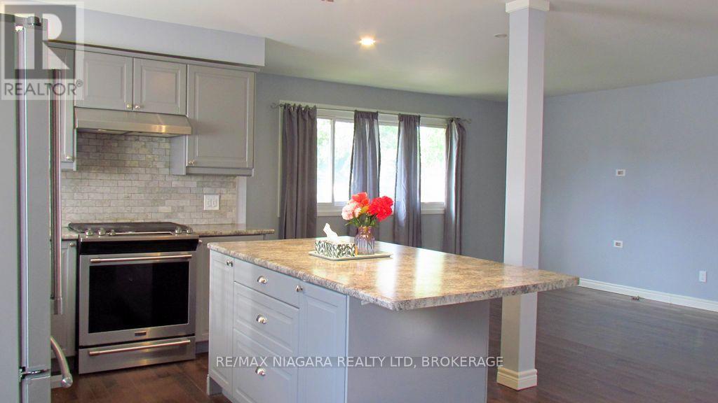 8110 Paddock Trail Drive, Niagara Falls, Ontario  L2H 1X3 - Photo 10 - X12304692