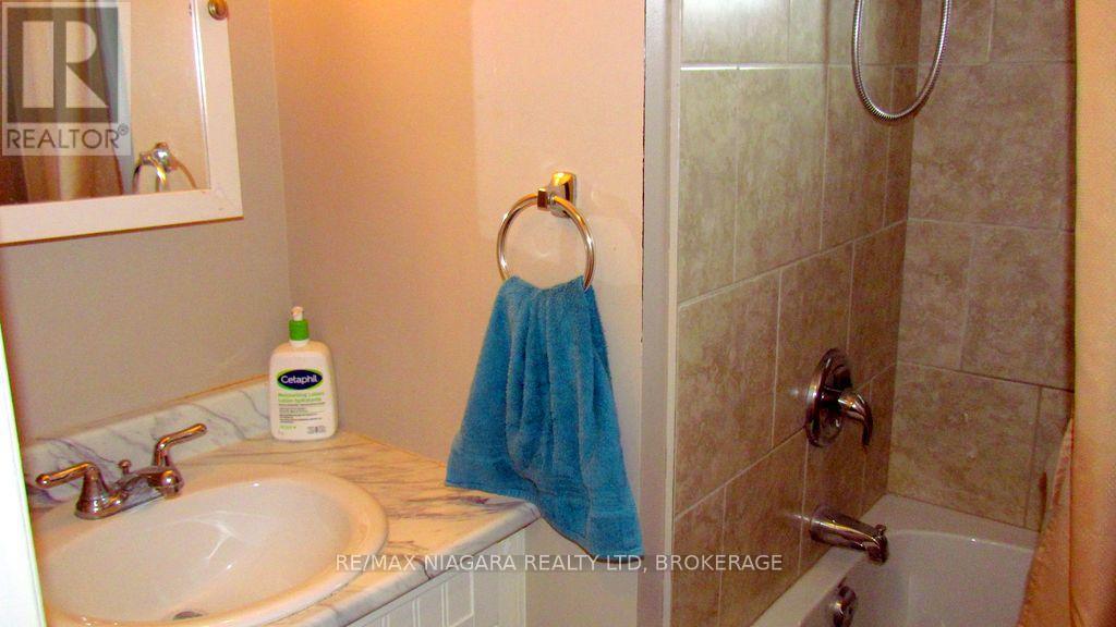 8110 Paddock Trail Drive, Niagara Falls, Ontario  L2H 1X3 - Photo 13 - X12304692