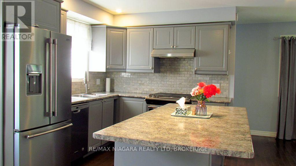 8110 Paddock Trail Drive, Niagara Falls, Ontario  L2H 1X3 - Photo 9 - X12304692