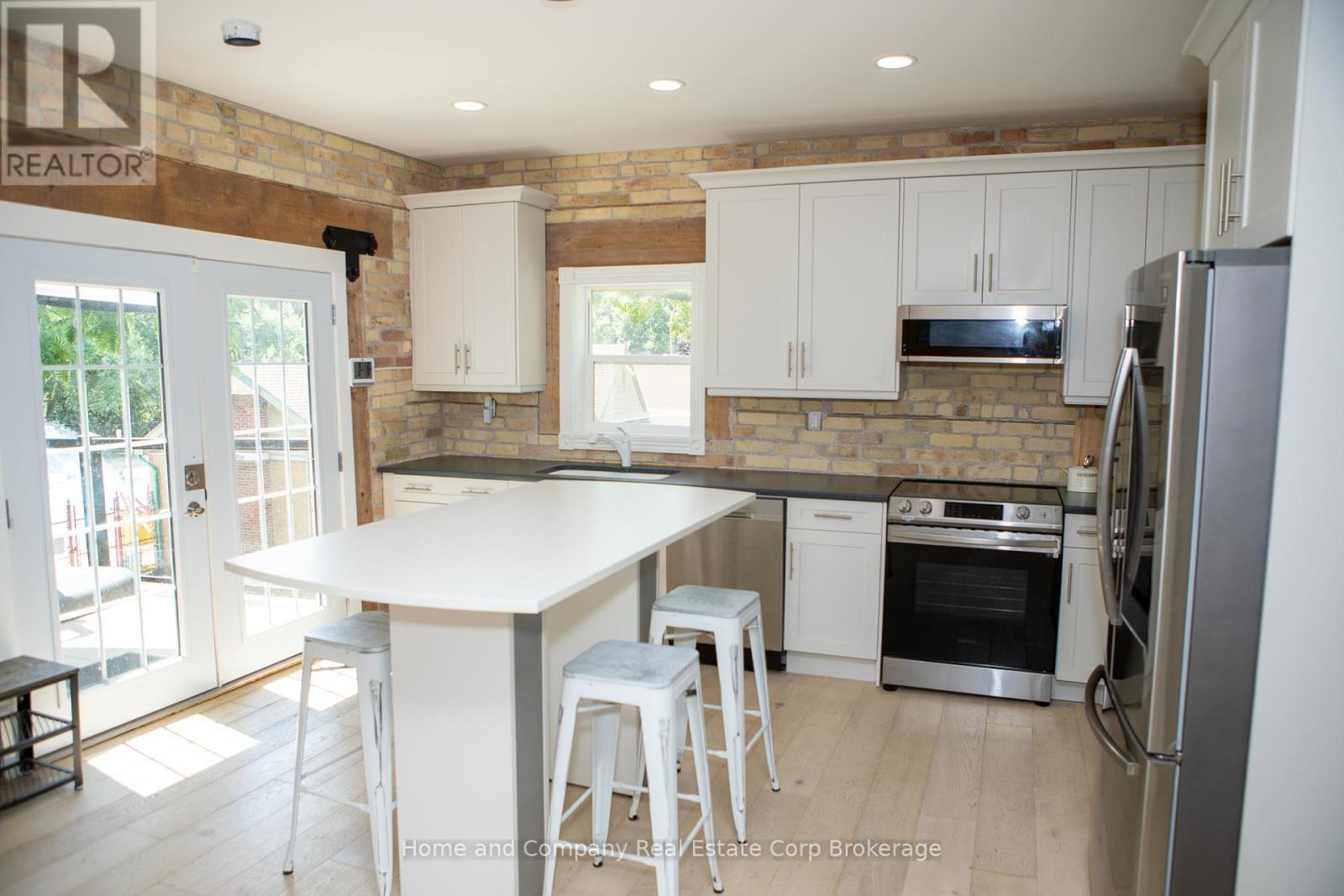 Upper - 25 William Street, Stratford, Ontario  N5A 4X9 - Photo 6 - X12304601