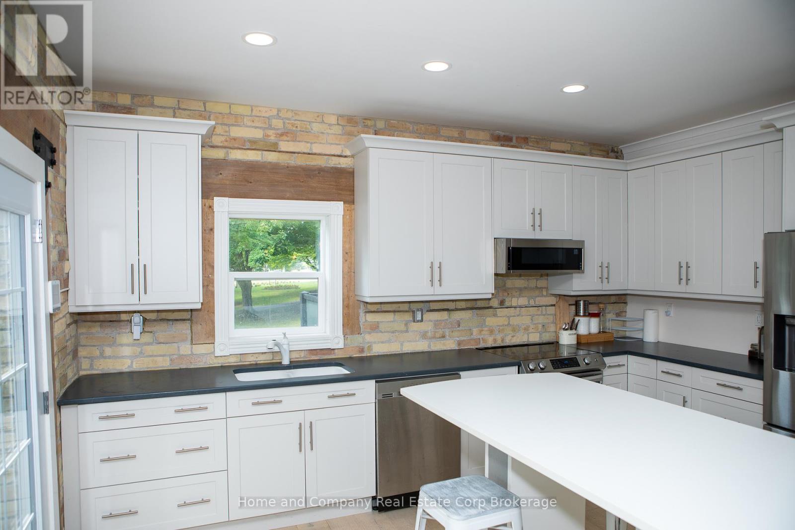 Upper - 25 William Street, Stratford, Ontario  N5A 4X9 - Photo 7 - X12304601