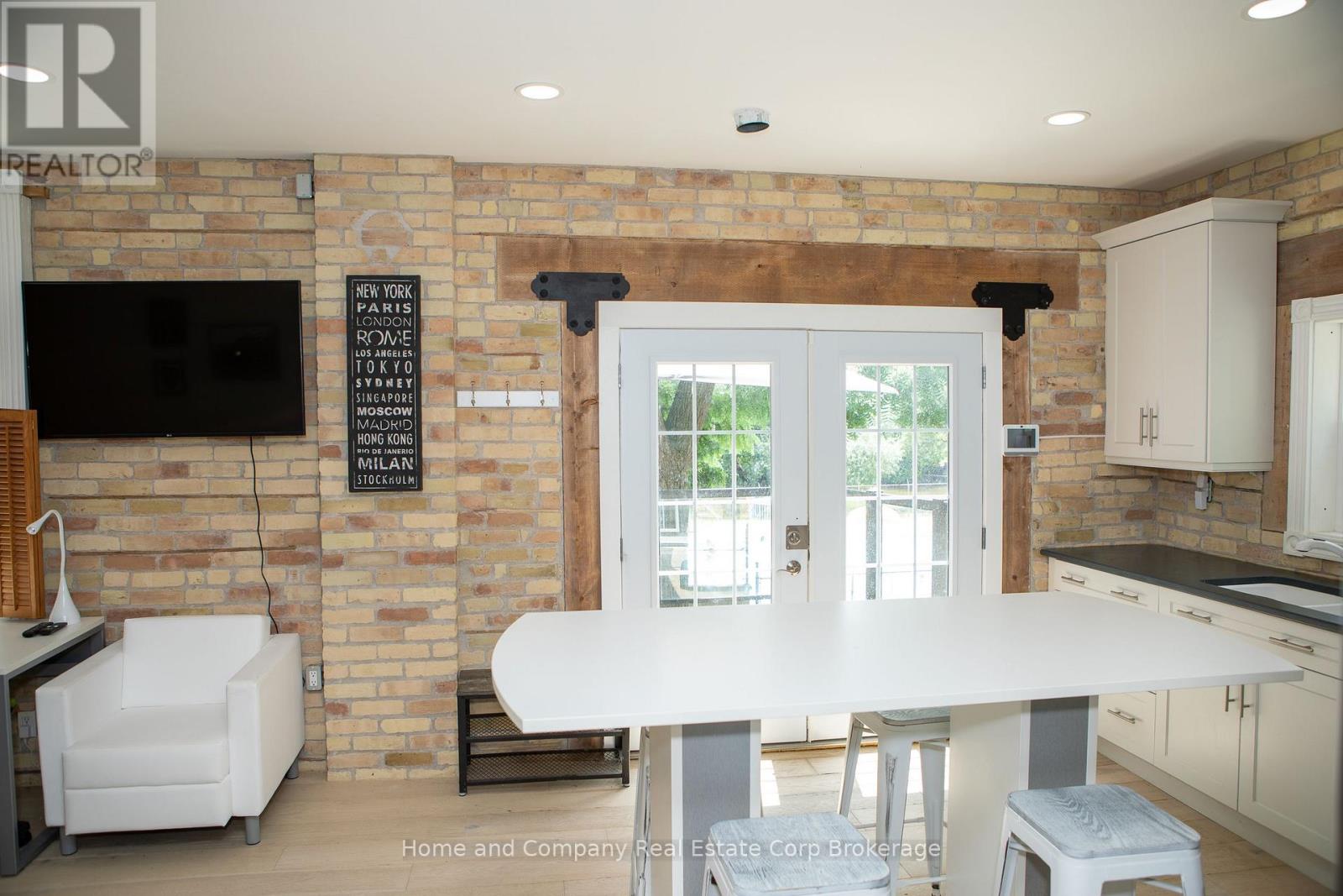 Upper - 25 William Street, Stratford, Ontario  N5A 4X9 - Photo 8 - X12304601