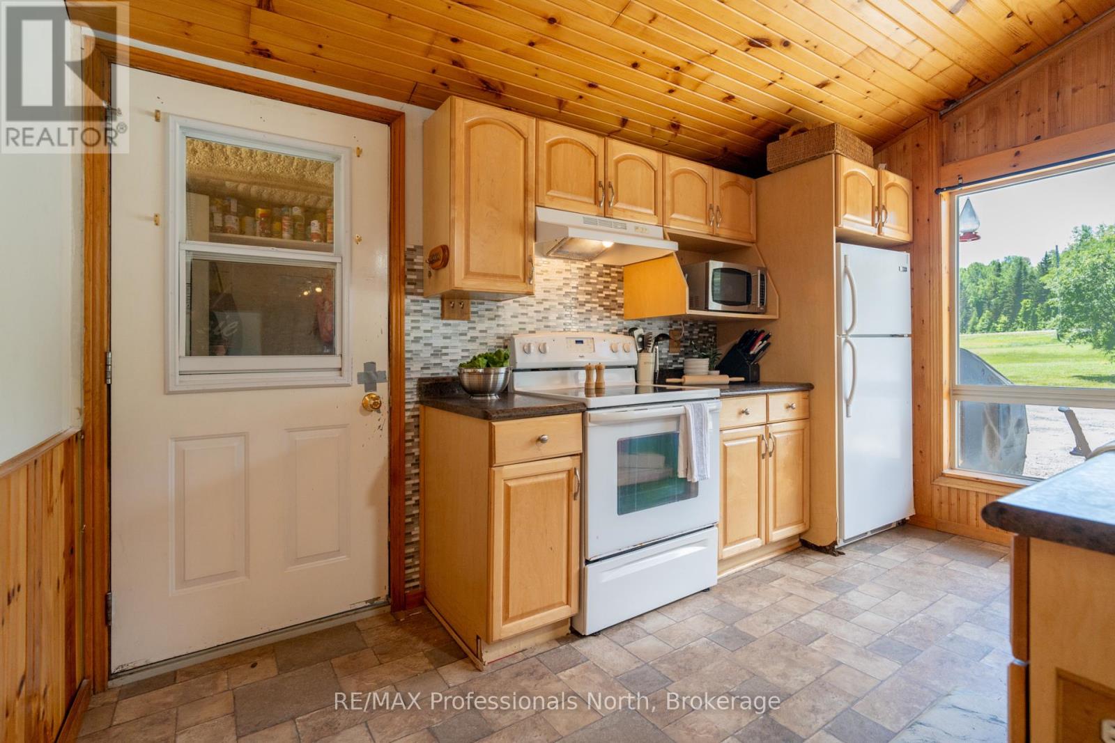 899 Katrine Road, Burk's Falls, Ontario  P0A 1C0 - Photo 7 - X12304764