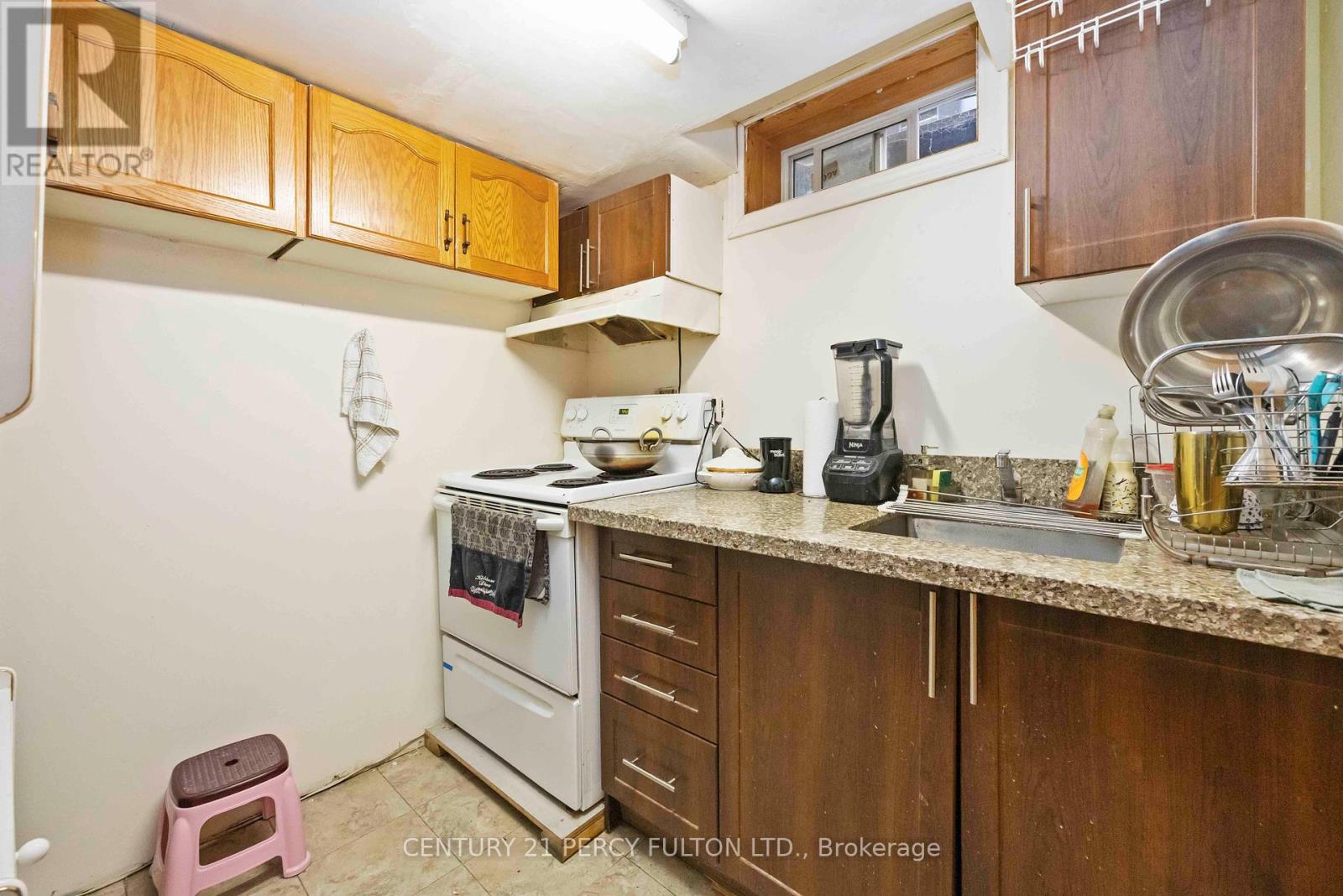 17 Woodsview Avenue, Toronto, Ontario  M9W 6B9 - Photo 13 - W12304682