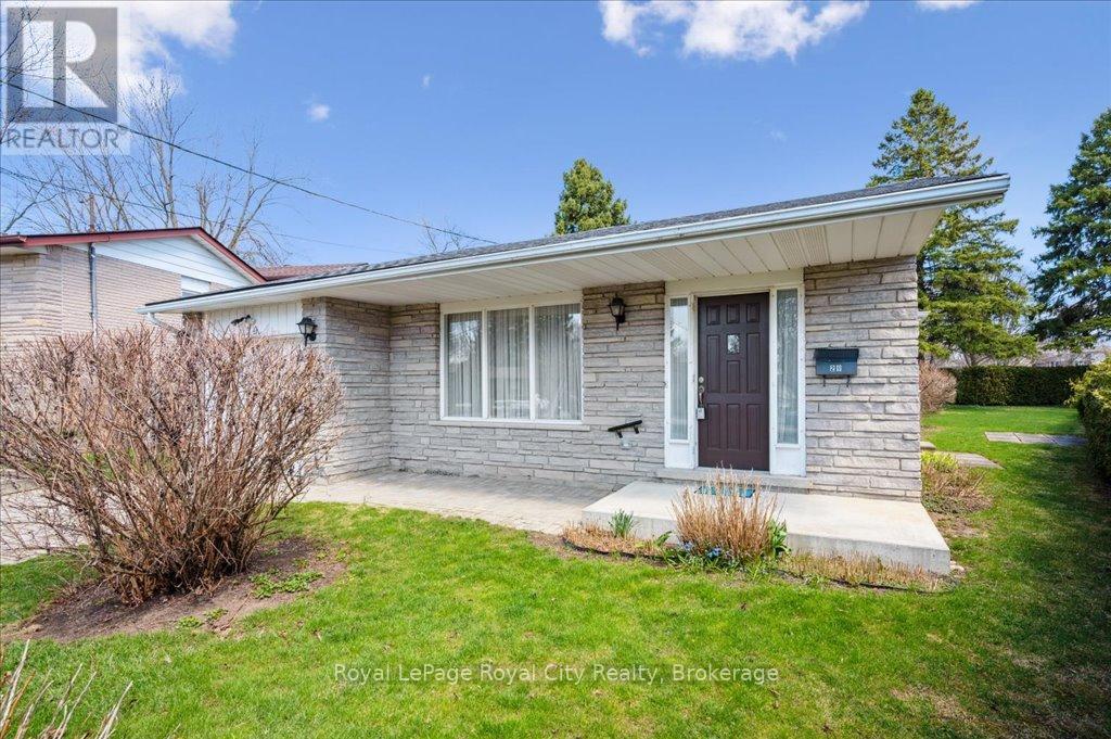29 Vista Terrace, Guelph, Ontario  N1E 1A2 - Photo 2 - X12304876