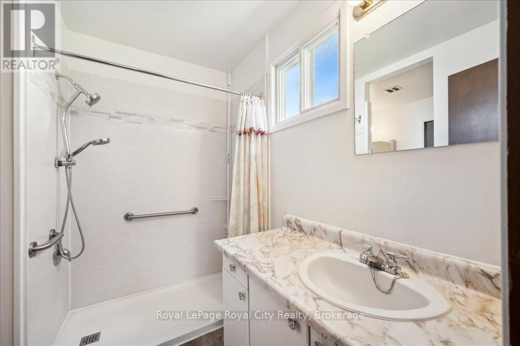 29 Vista Terrace, Guelph, Ontario  N1E 1A2 - Photo 20 - X12304876