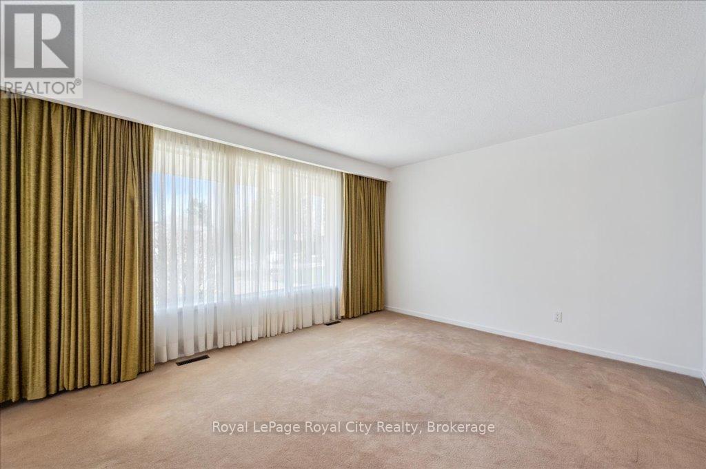 29 Vista Terrace, Guelph, Ontario  N1E 1A2 - Photo 3 - X12304876