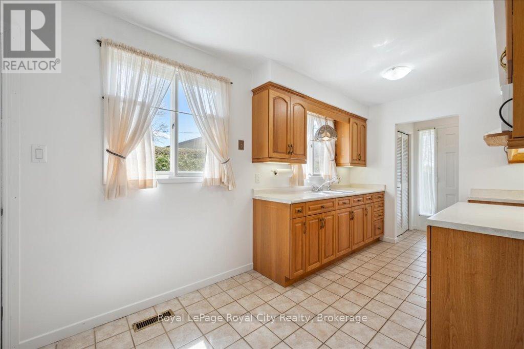 29 Vista Terrace, Guelph, Ontario  N1E 1A2 - Photo 6 - X12304876