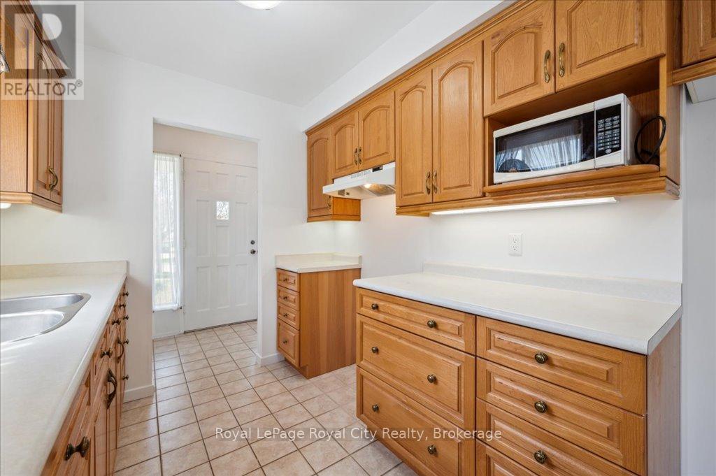29 Vista Terrace, Guelph, Ontario  N1E 1A2 - Photo 9 - X12304876