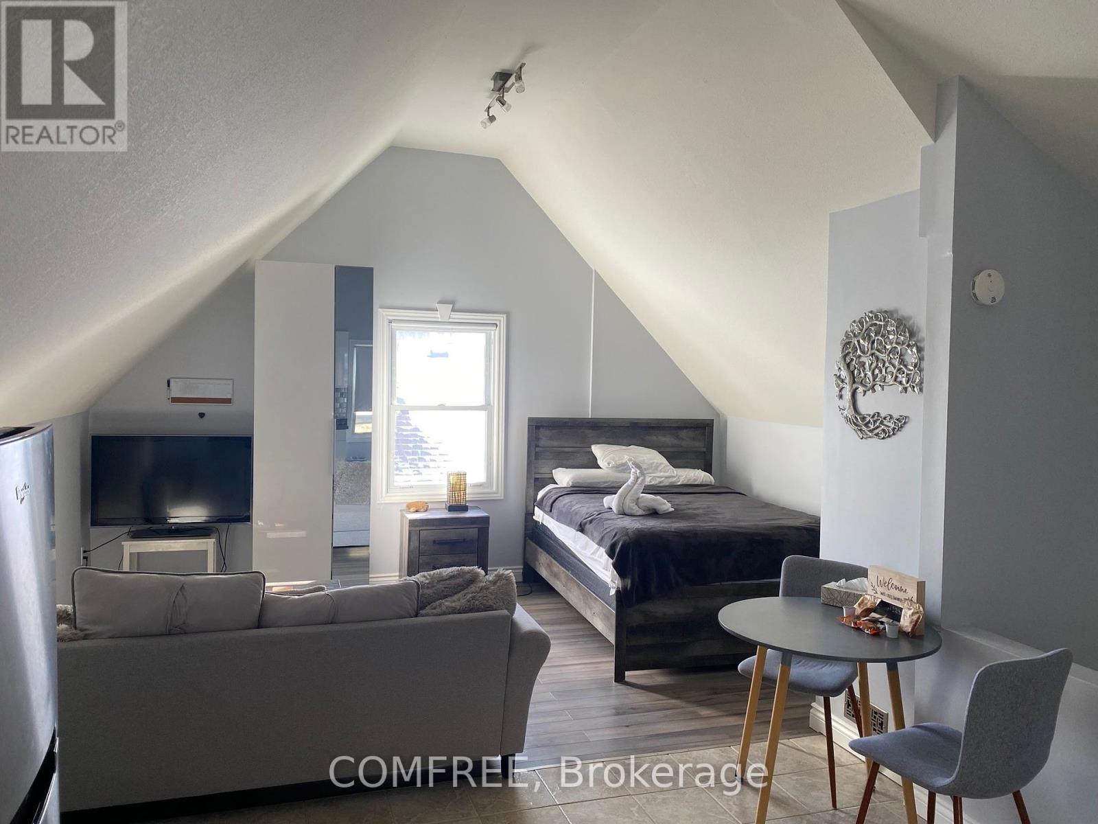 Photo 25 of 34 for 190 Rathowen Street