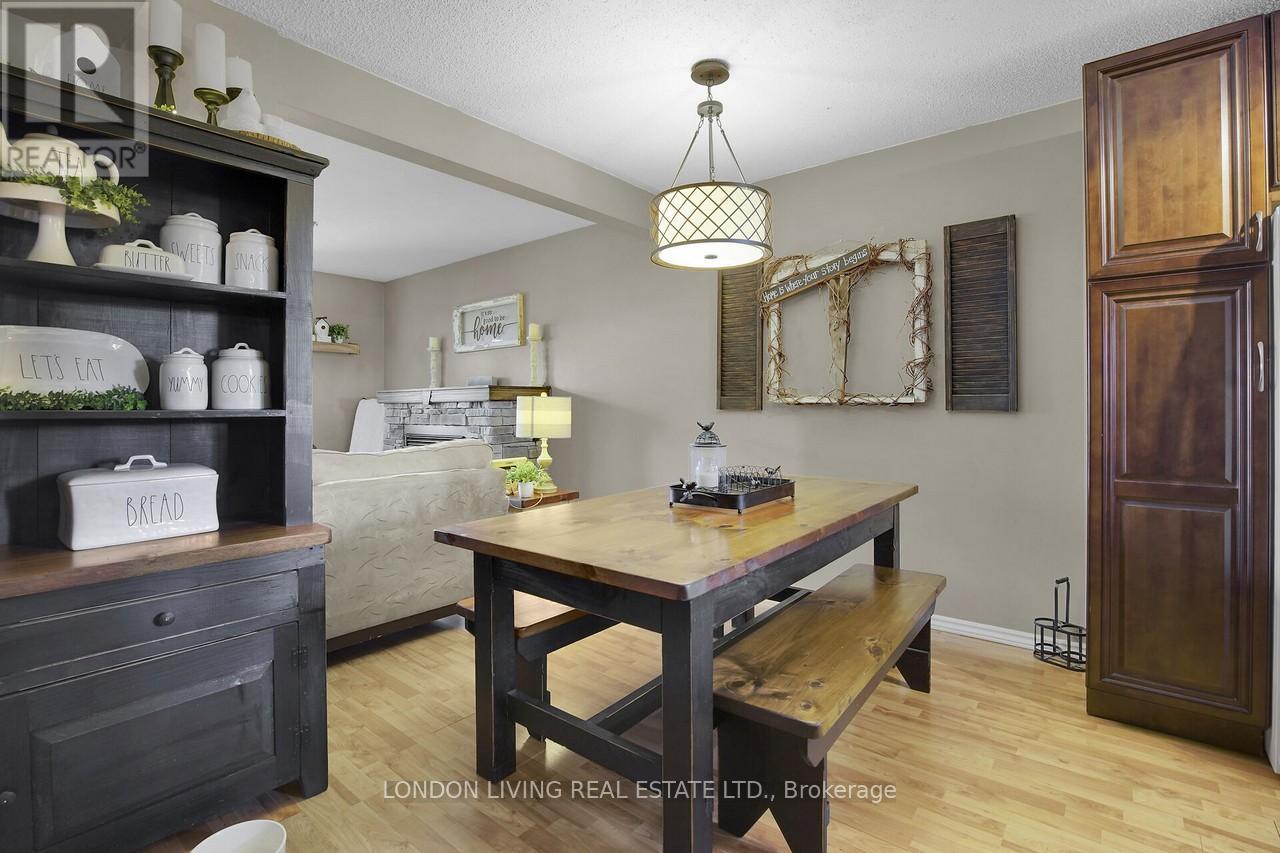 152 - 166 Southdale Road W, London South, Ontario  N6J 2J1 - Photo 12 - X12305079