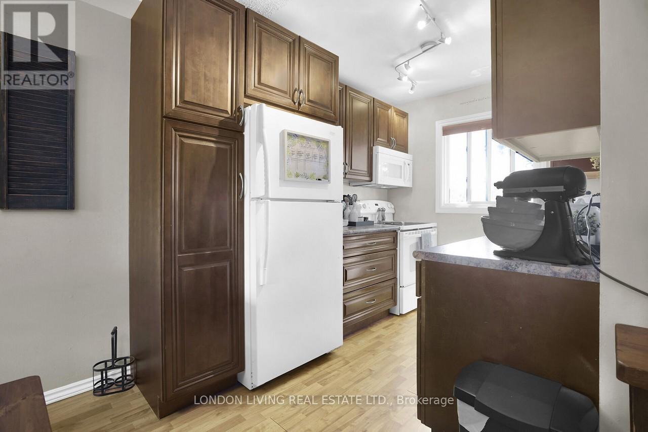 152 - 166 Southdale Road W, London South, Ontario  N6J 2J1 - Photo 14 - X12305079