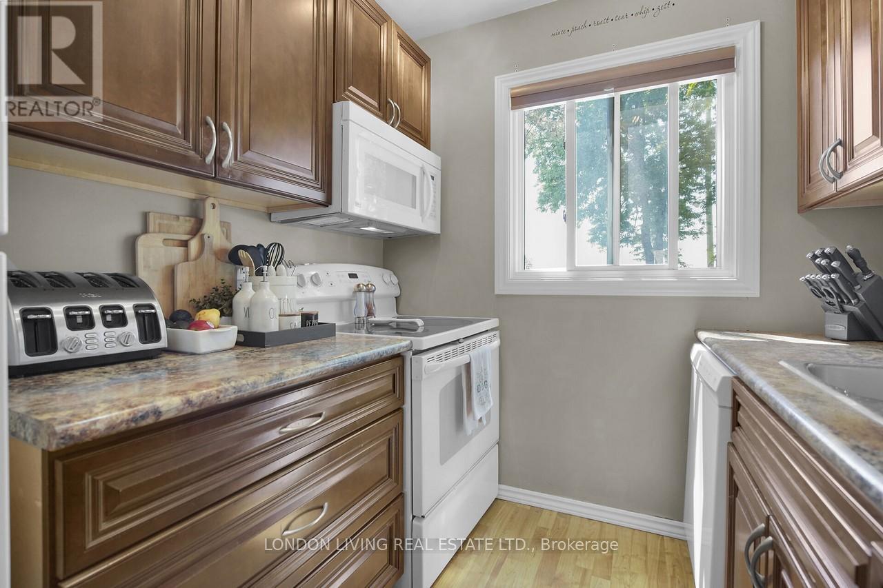 152 - 166 Southdale Road W, London South, Ontario  N6J 2J1 - Photo 17 - X12305079