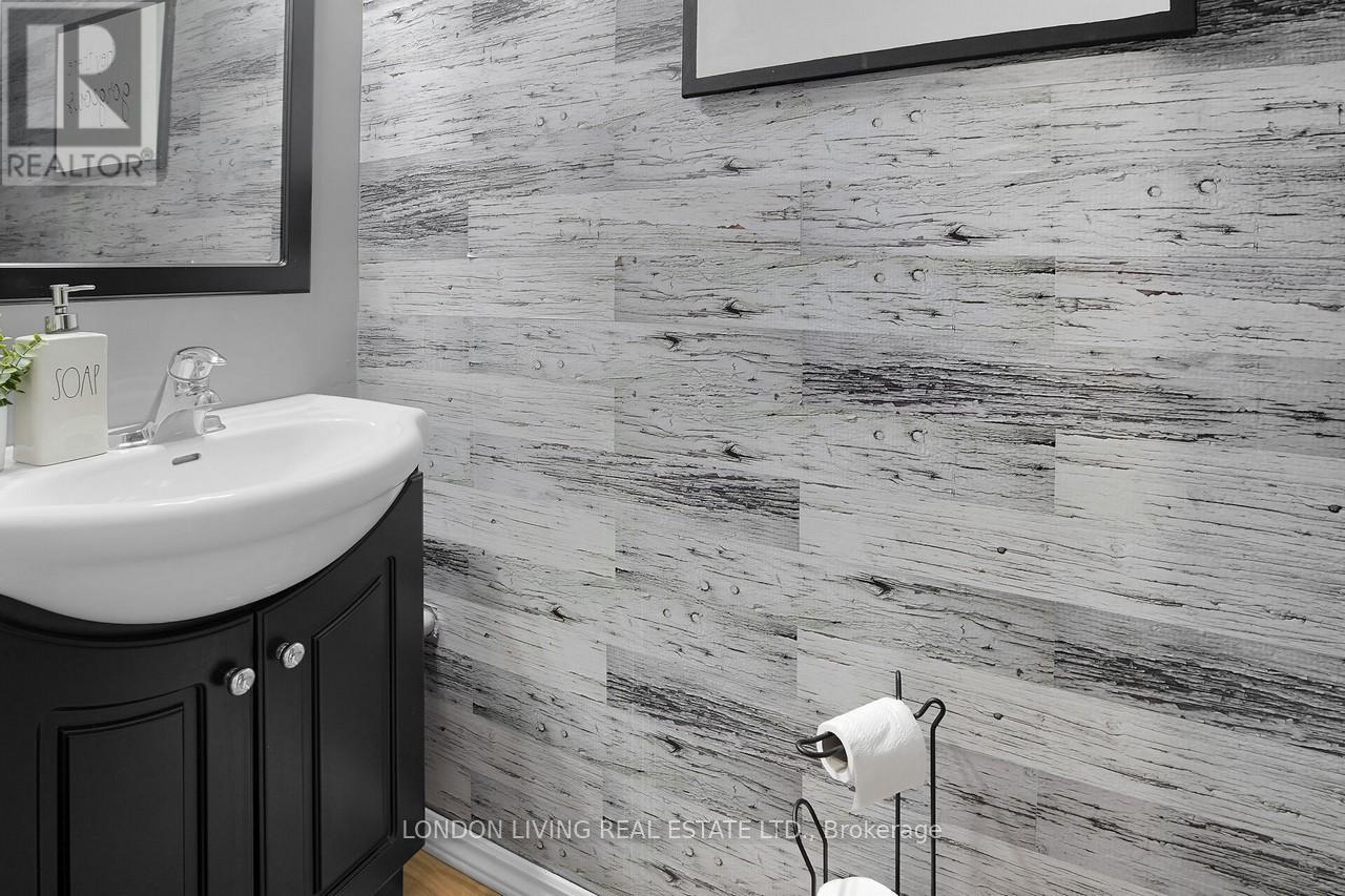 152 - 166 Southdale Road W, London South, Ontario  N6J 2J1 - Photo 6 - X12305079
