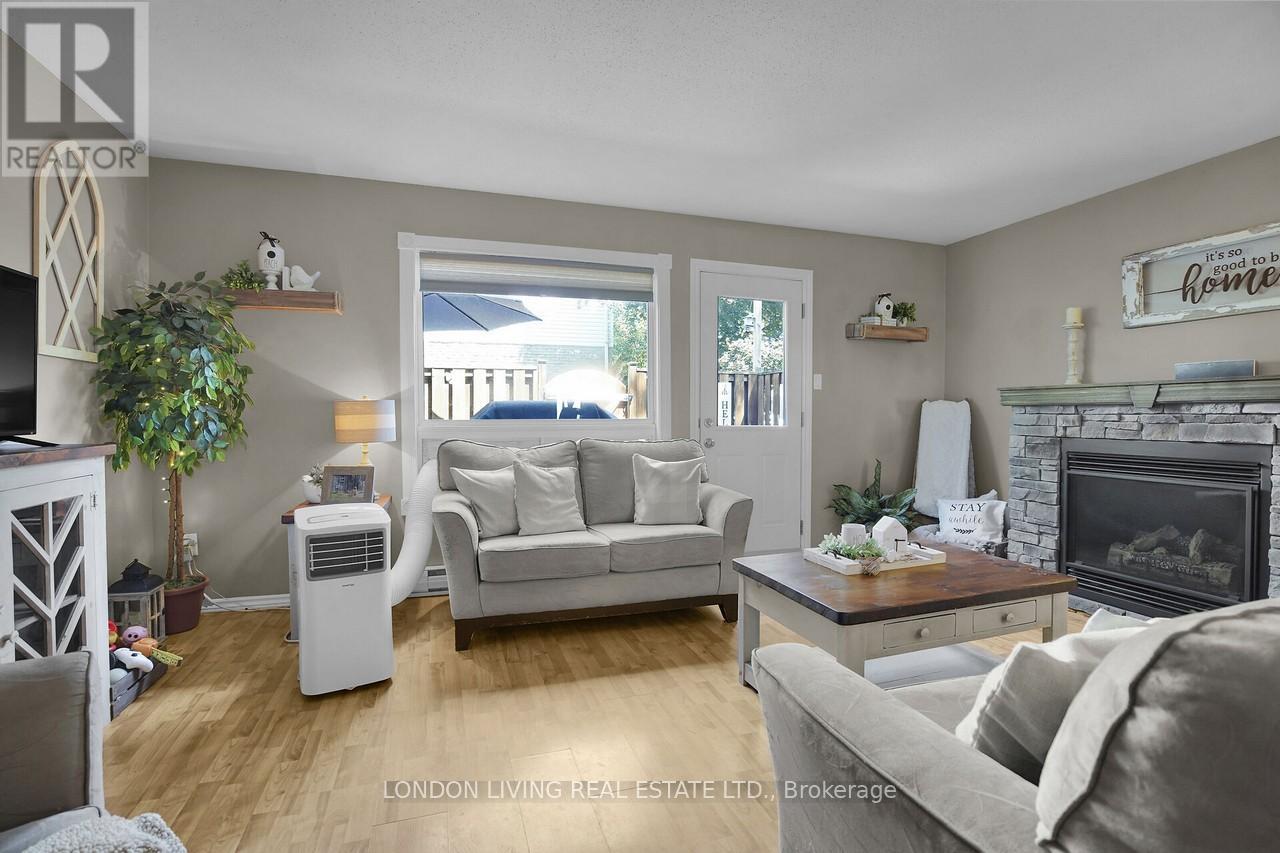 152 - 166 Southdale Road W, London South, Ontario  N6J 2J1 - Photo 8 - X12305079