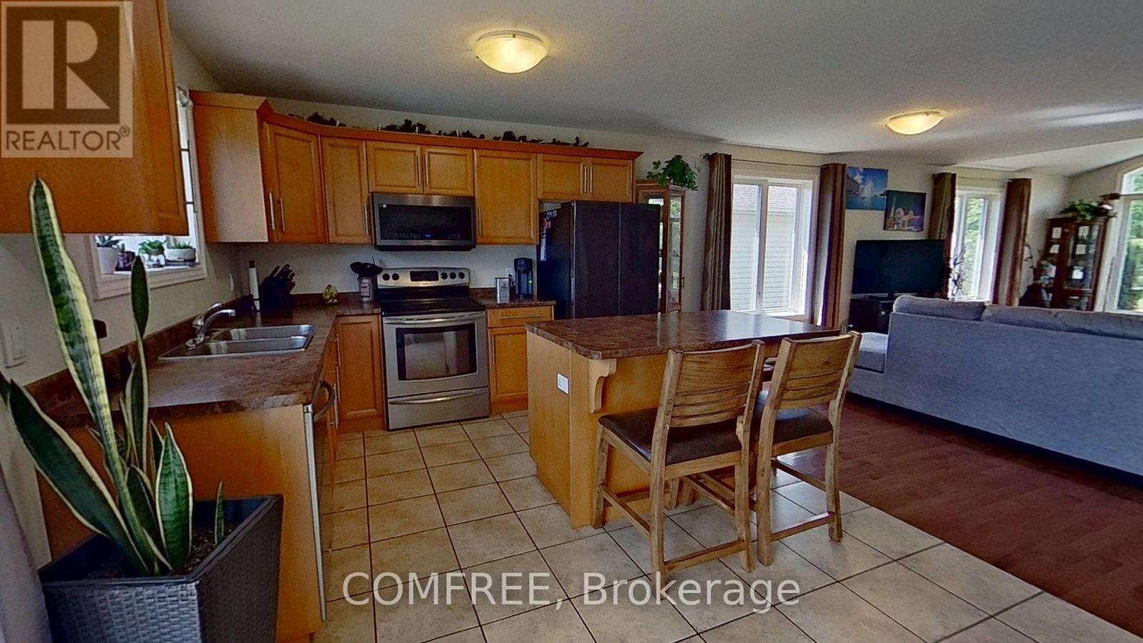 4012 Edward Street, Petrolia, Ontario  N0N 1R0 - Photo 10 - X12305057