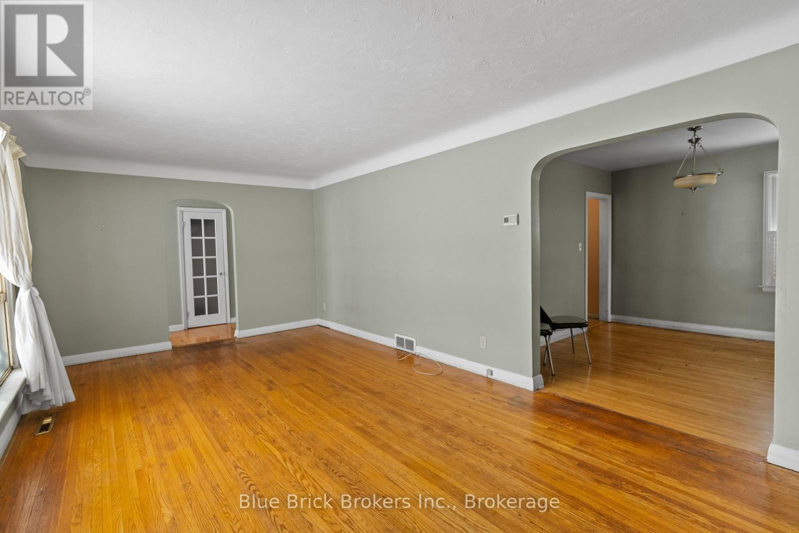 Property at 711 VICTORIA STREET image 3