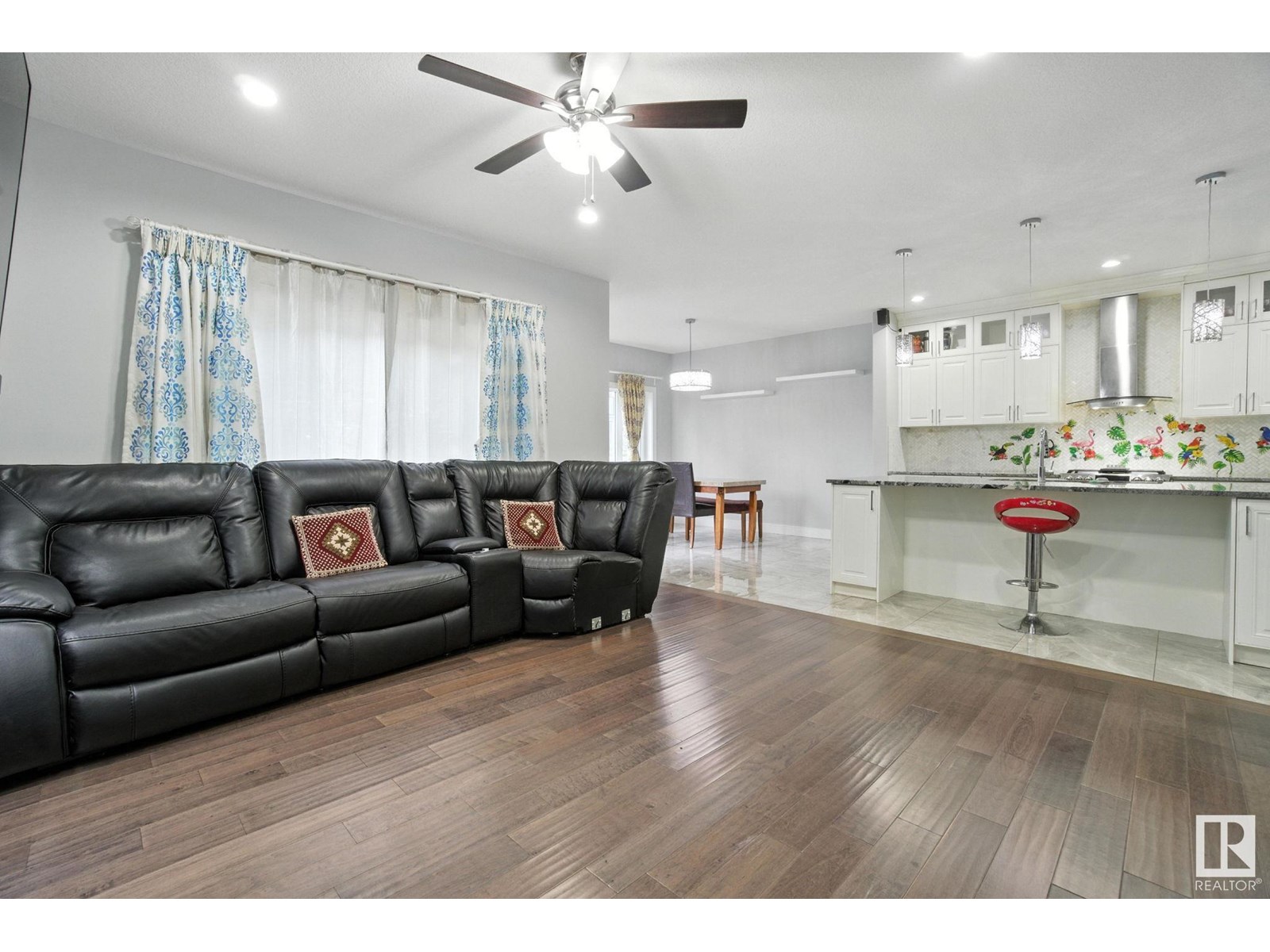 Property at 2419 17 AV NW image 3
