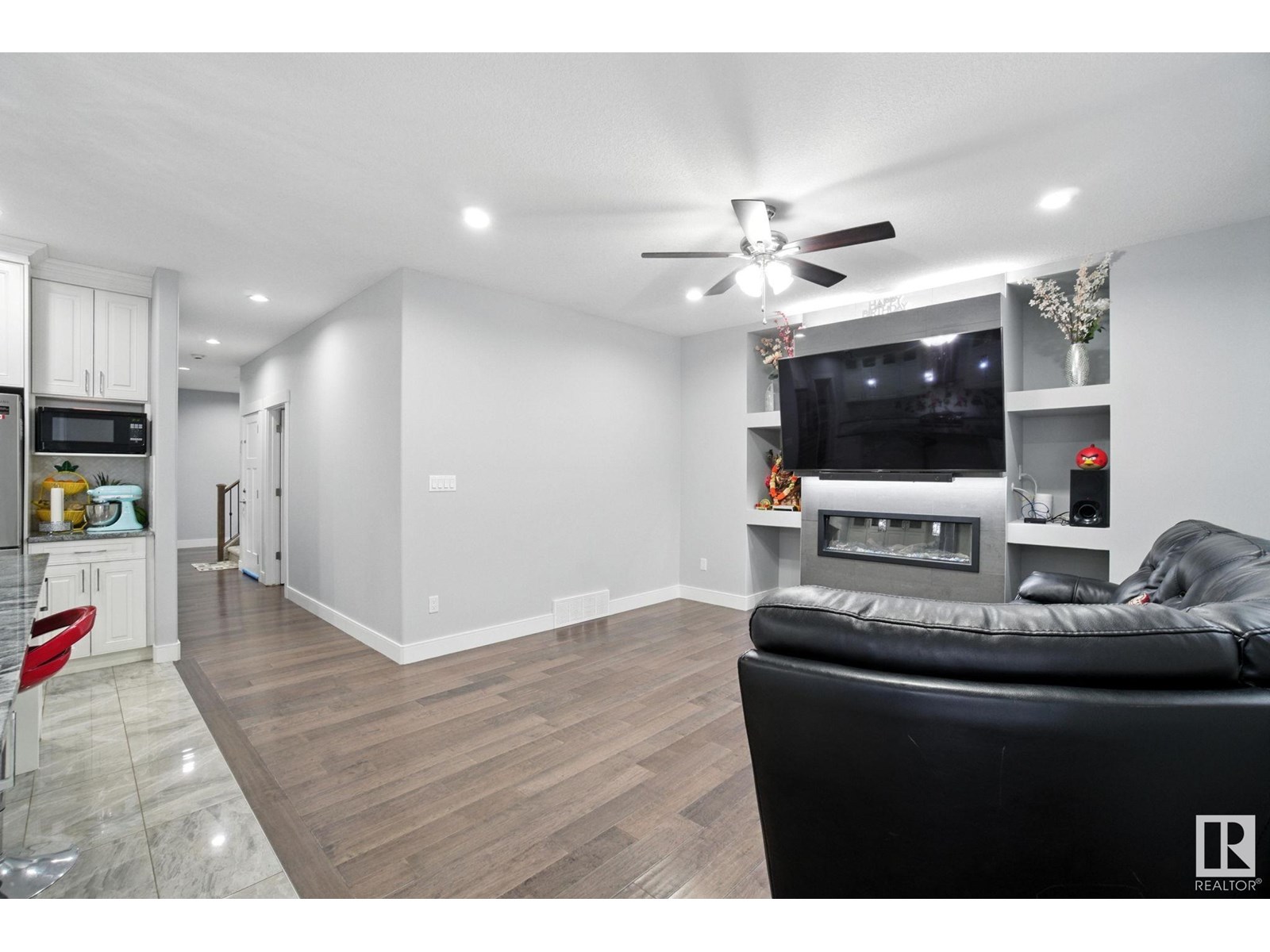 Property at 2419 17 AV NW image 4