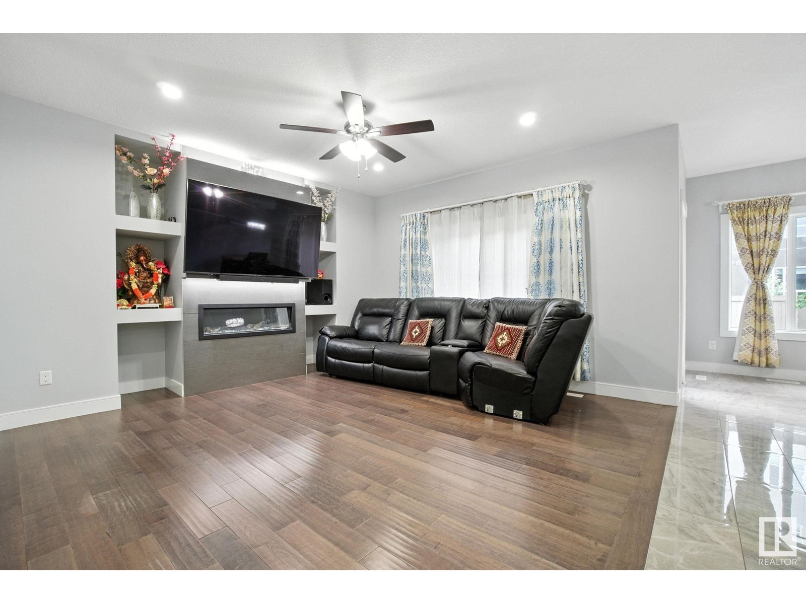 Property at 2419 17 AV NW image 2