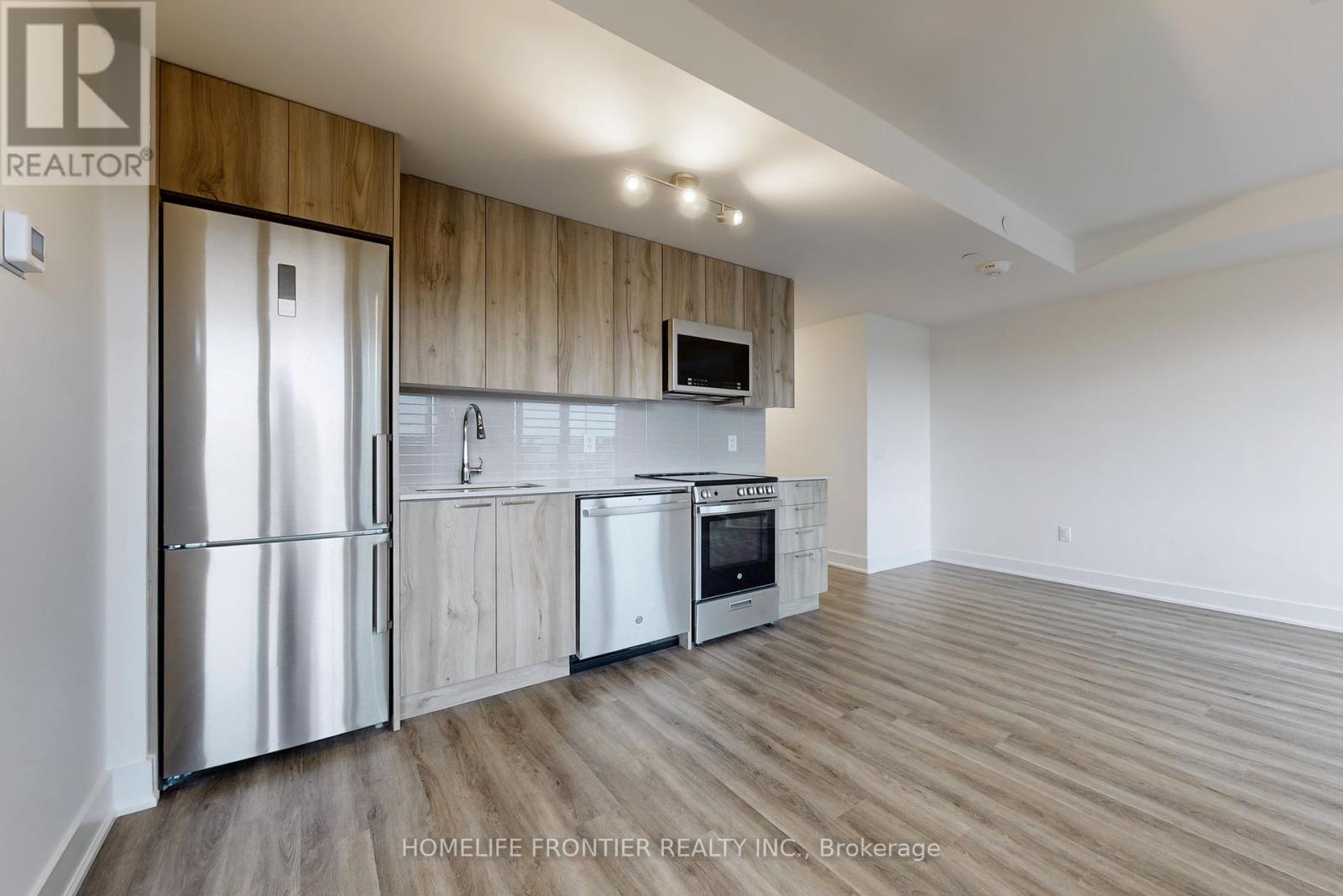 220 - 185 Deerfield Road, Newmarket, Ontario  L2Y 0G7 - Photo 5 - N12305154